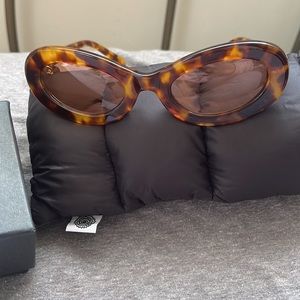 Poms Giro sunglasses tortoise new rounded cateye pared
